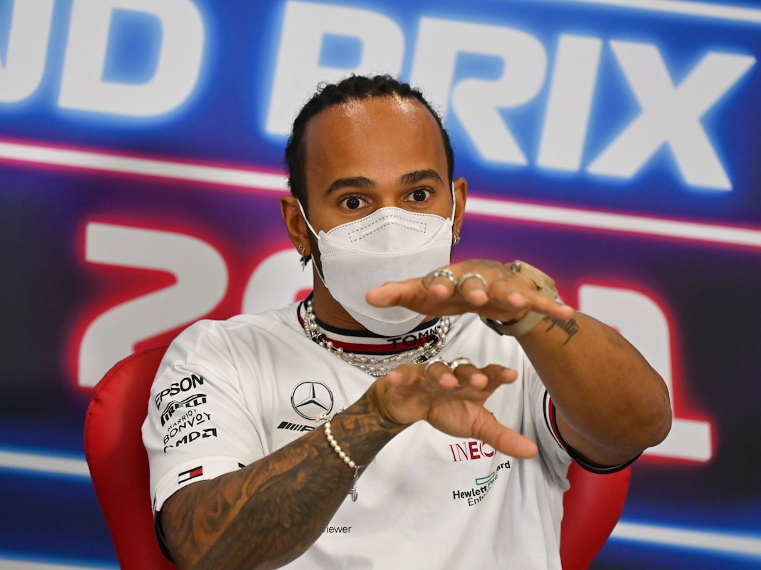 Lewis Hamilton: Auch wenn er beim Dschidda Corniche Circuit den anderen davongerast ist, plagen ihn Sorgen. Damit ist er nicht allein... Unser Bild zeigt Hamilton vor dem Grand Prix von Katar im November 2021.