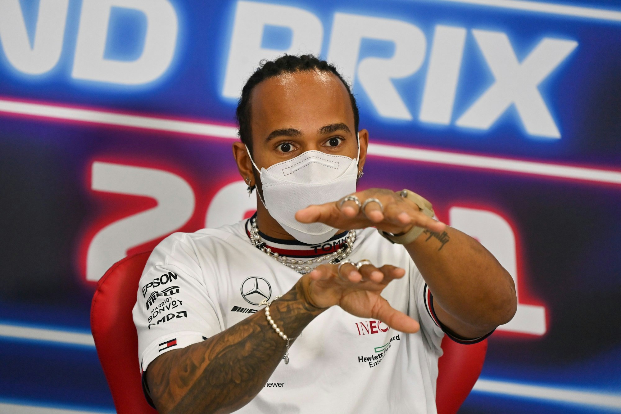 Lewis Hamilton: Auch wenn er beim Dschidda Corniche Circuit den anderen davongerast ist, plagen ihn Sorgen. Damit ist er nicht allein... Unser Bild zeigt Hamilton vor dem Grand Prix von Katar im November 2021.