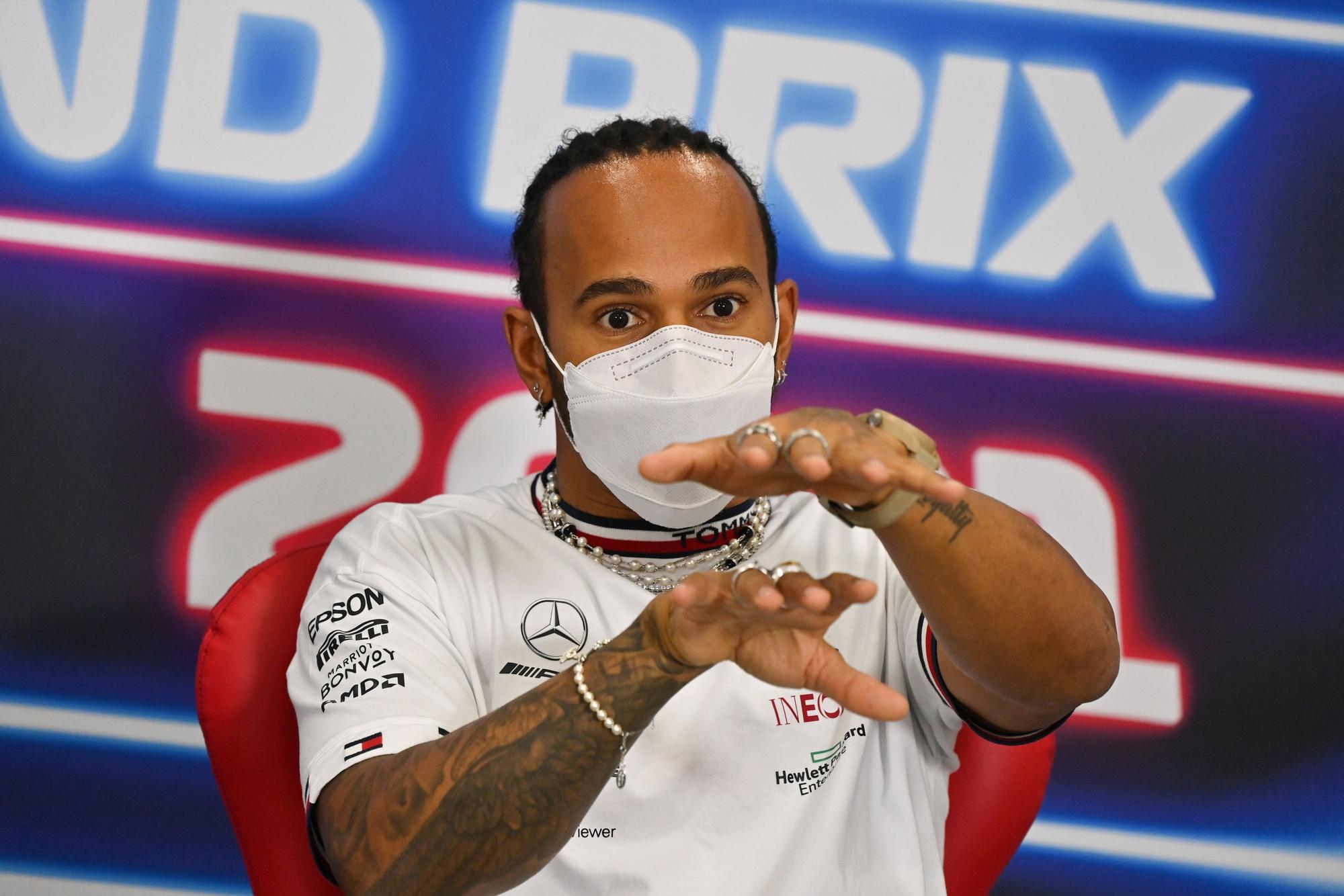 Lewis Hamilton: Auch wenn er beim Dschidda Corniche Circuit den anderen davongerast ist, plagen ihn Sorgen. Damit ist er nicht allein... Unser Bild zeigt Hamilton vor dem Grand Prix von Katar im November 2021.