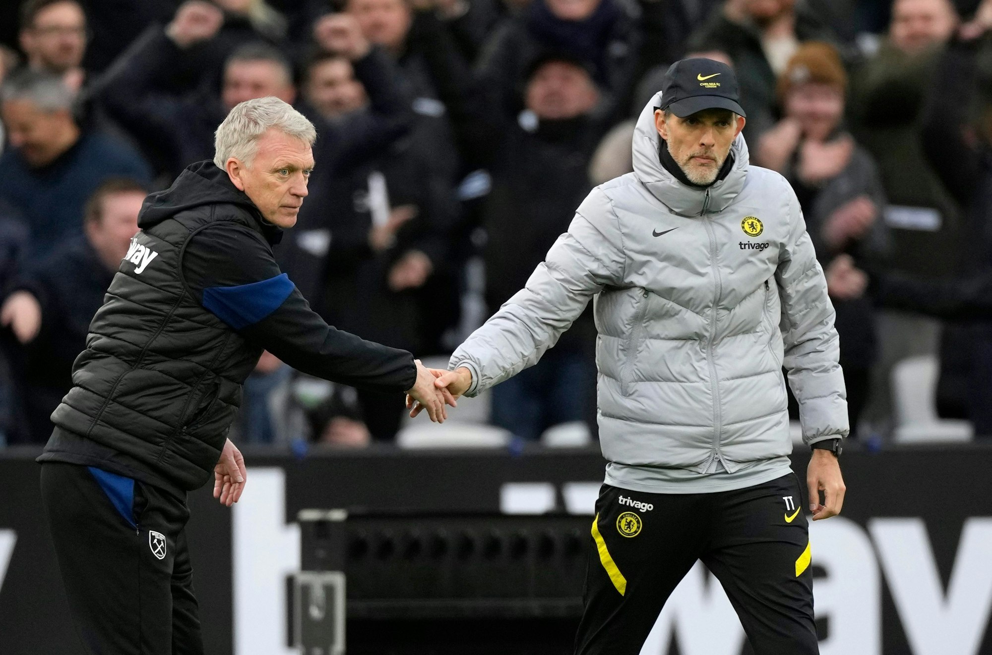 David Moyes (l), Trainer von West Ham United, schüttelt Thomas Tuchel, Trainer von FC Chelsea, nach dem Spiel die Hand.