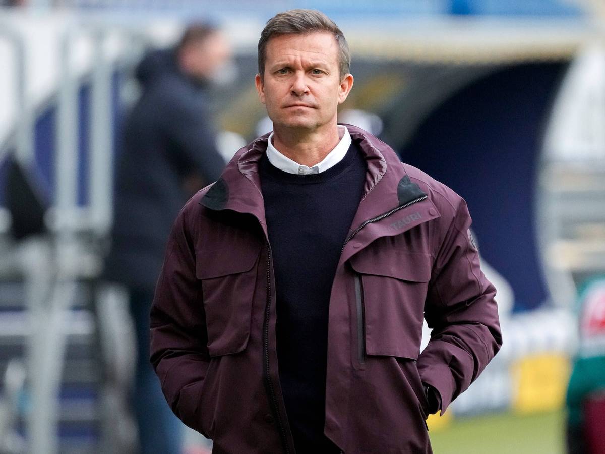 RB-Leipzig Cheftrainer Jesse Marsch bei der 0:2-Niederalge in Sinsheim gegen die TSG Hoffenheim am 20. November 2021 – der Start einer neuerlichen Negativserie.