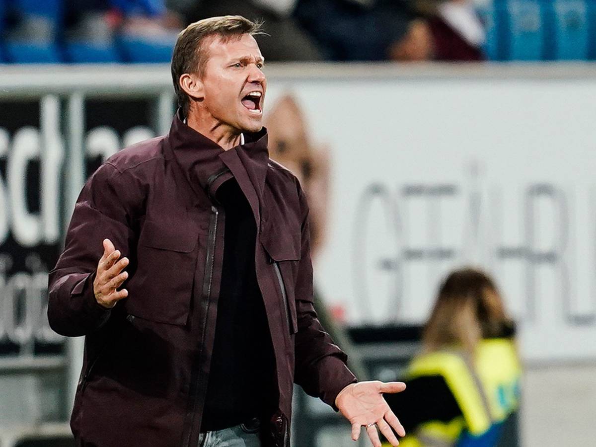 Jesse Marsch schreibt in der Coaching-Zone bei einem Spiel von RB Leipzig.