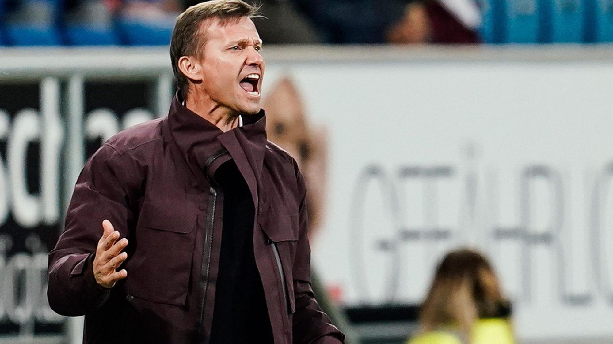 Jesse Marsch schreibt in der Coaching-Zone bei einem Spiel von RB Leipzig.