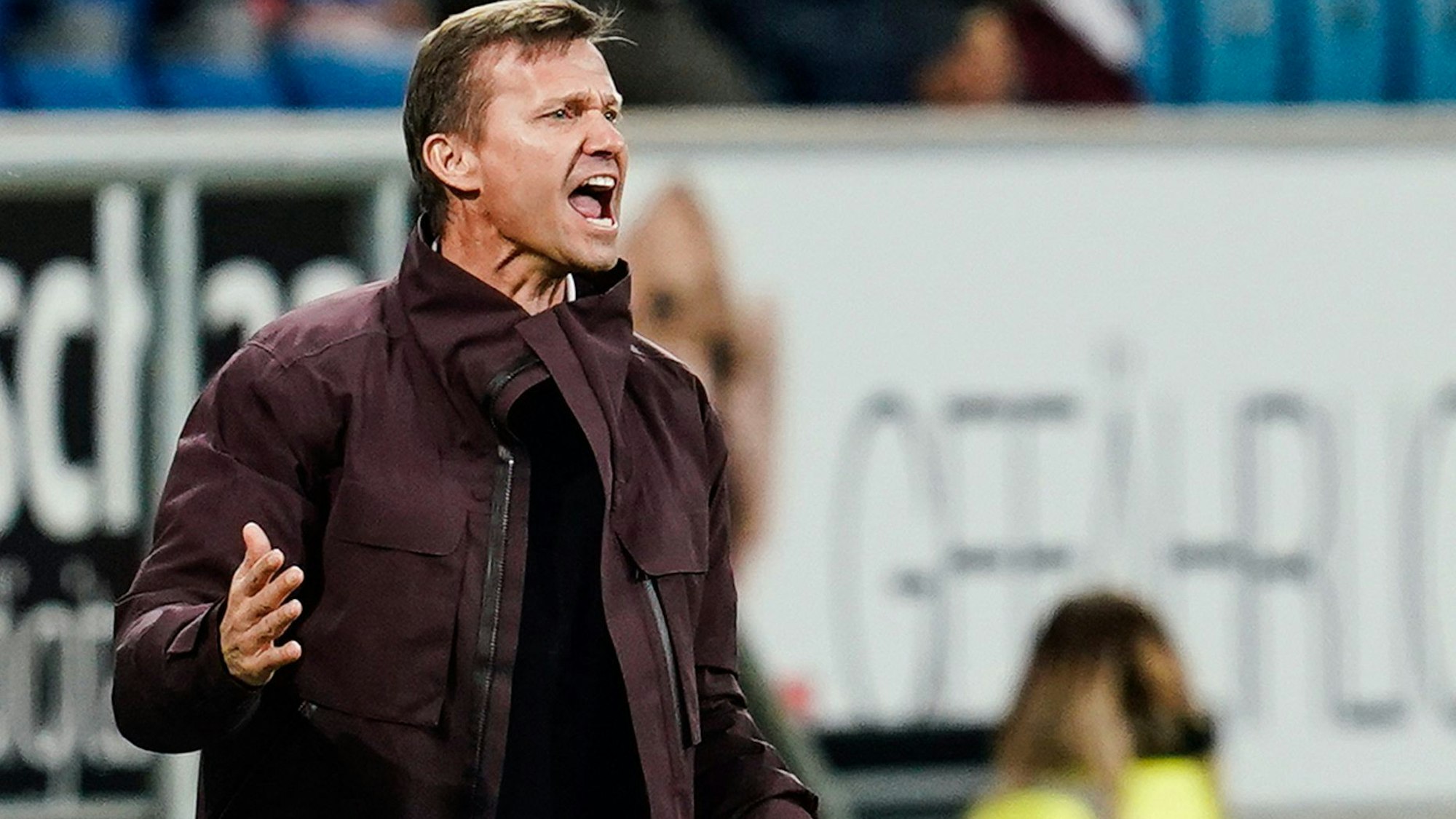 Jesse Marsch schreibt in der Coaching-Zone bei einem Spiel von RB Leipzig.