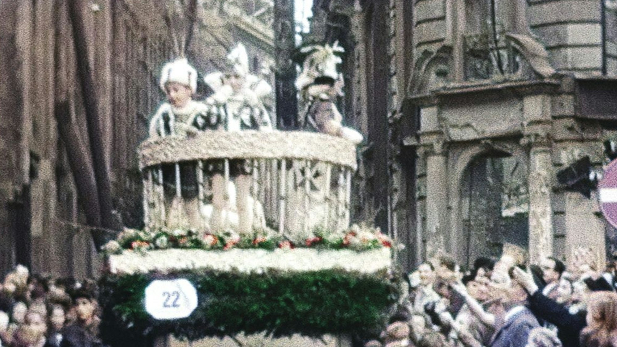 Unbekanntes Kinderdreigestirn im Rosenmontagszug in Köln 1950