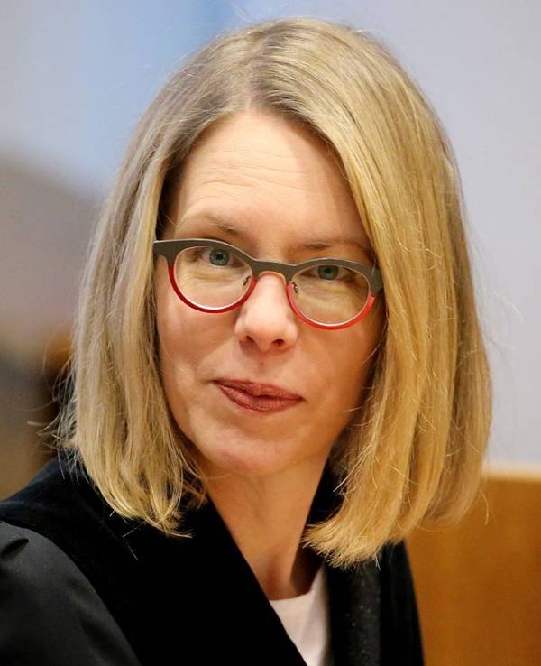Bonn: Oberstaatsanwältin Anne Brorhilker sitzt zu Beginn des Prozesstages des Cum-Ex-Prozesses im Landgericht. Den beiden angeklagten Ex-Aktienhändlern wird besonders schwere Steuerhinterziehung vorgeworfen.