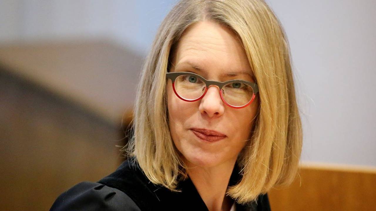 Bonn: Oberstaatsanwältin Anne Brorhilker sitzt zu Beginn des Prozesstages des Cum-Ex-Prozesses im Landgericht. Den beiden angeklagten Ex-Aktienhändlern wird besonders schwere Steuerhinterziehung vorgeworfen.