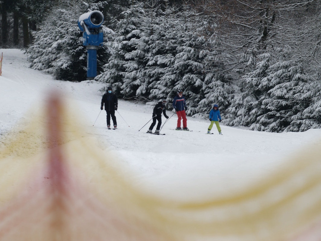 Skifahrer fahren auf der Skipiste Rauher Busch über den Schnee. +++ dpa-Bildfunk +++