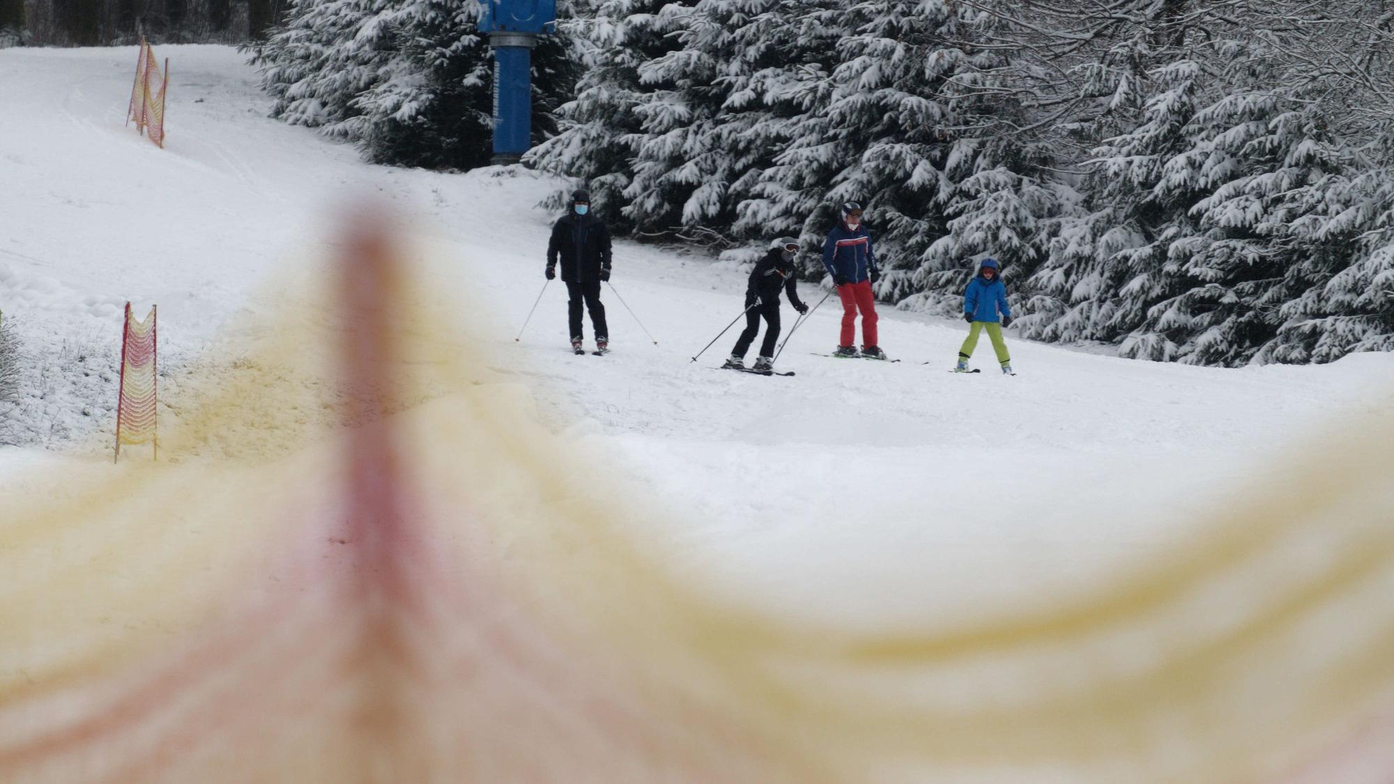 Skifahrer fahren auf der Skipiste Rauher Busch über den Schnee. +++ dpa-Bildfunk +++