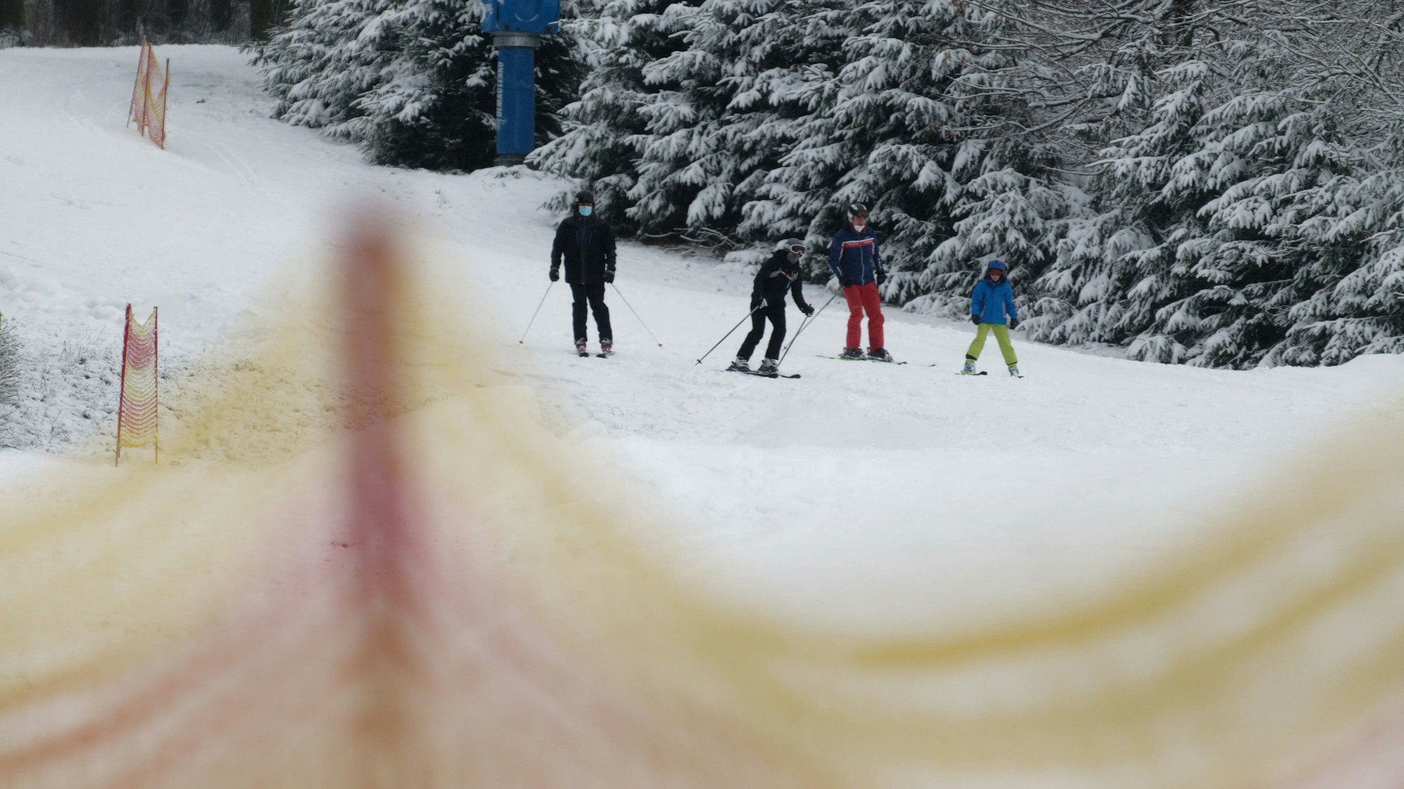 Skifahrer fahren auf der Skipiste Rauher Busch über den Schnee. +++ dpa-Bildfunk +++