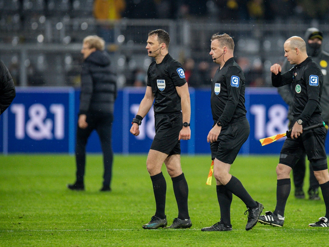 Das Schiedsrichter-Gespann um Felix Zwayer geht vom Platz.