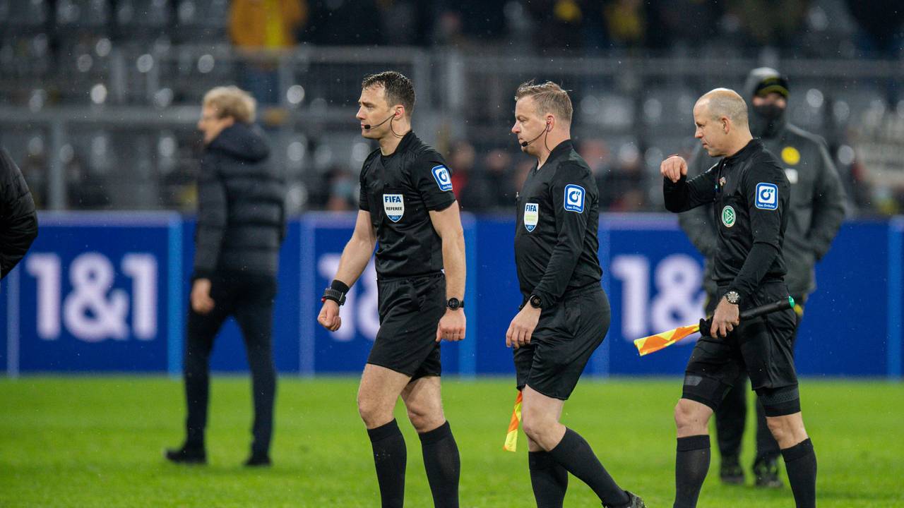 Das Schiedsrichter-Gespann um Felix Zwayer geht vom Platz.