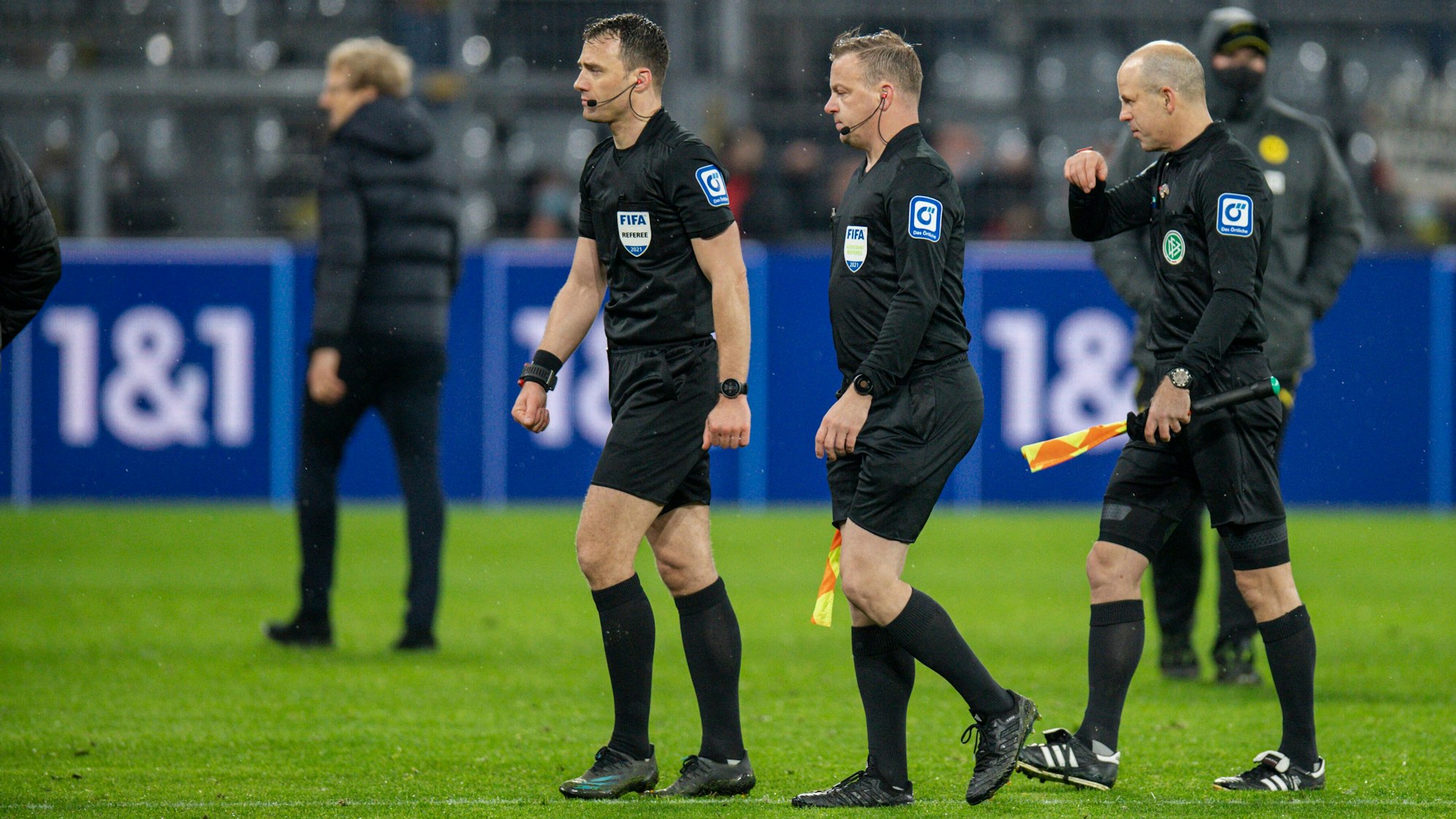 Das Schiedsrichter-Gespann um Felix Zwayer geht vom Platz.