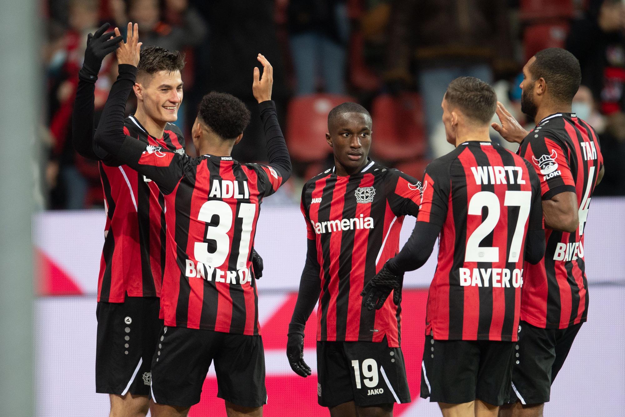 Leverkusens Torschütze Patrik Schick mit Amine Adli, Moussa Diaby, Florian Wirtz und Jonathan Tah.