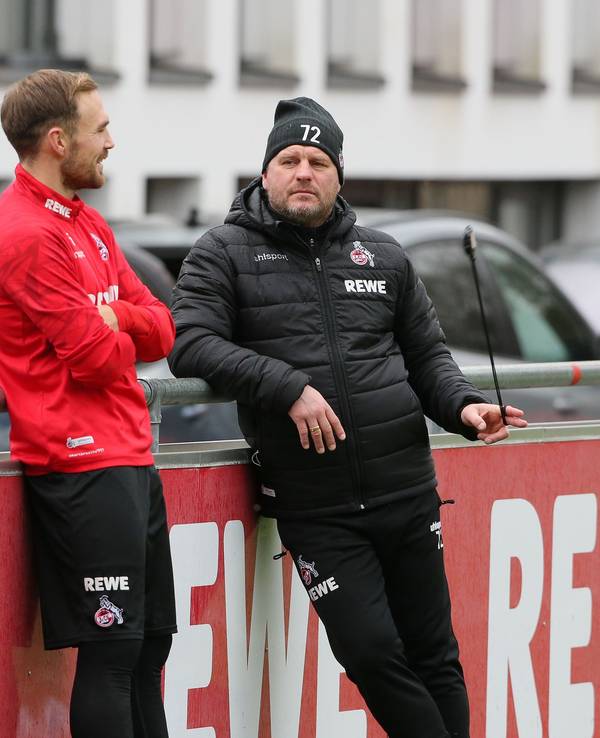 Rafael Czichos spricht beim Training des 1. FC Köln mit Steffen Baumgart.
