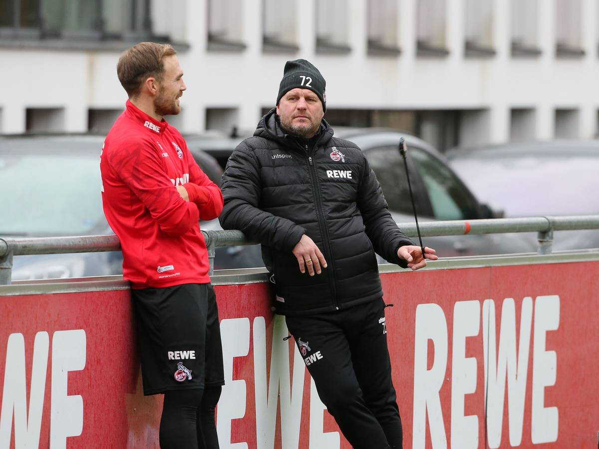 Rafael Czichos spricht beim Training des 1. FC Köln mit Steffen Baumgart.