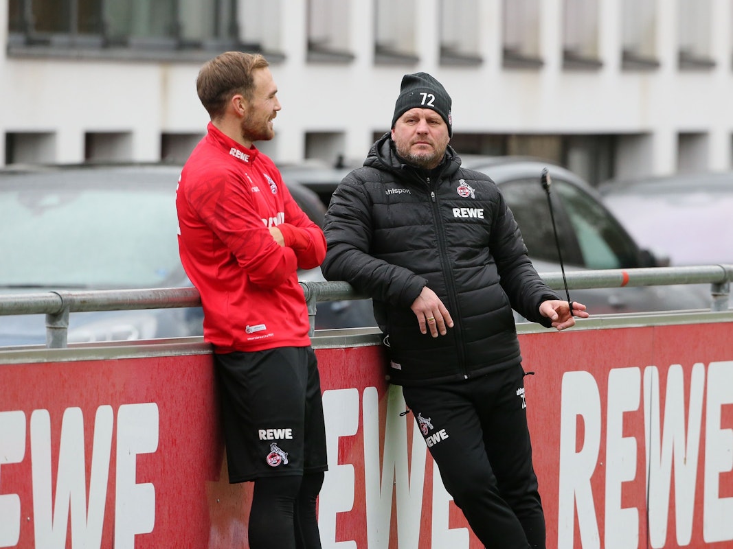 Rafael Czichos spricht beim Training des 1. FC Köln mit Steffen Baumgart.