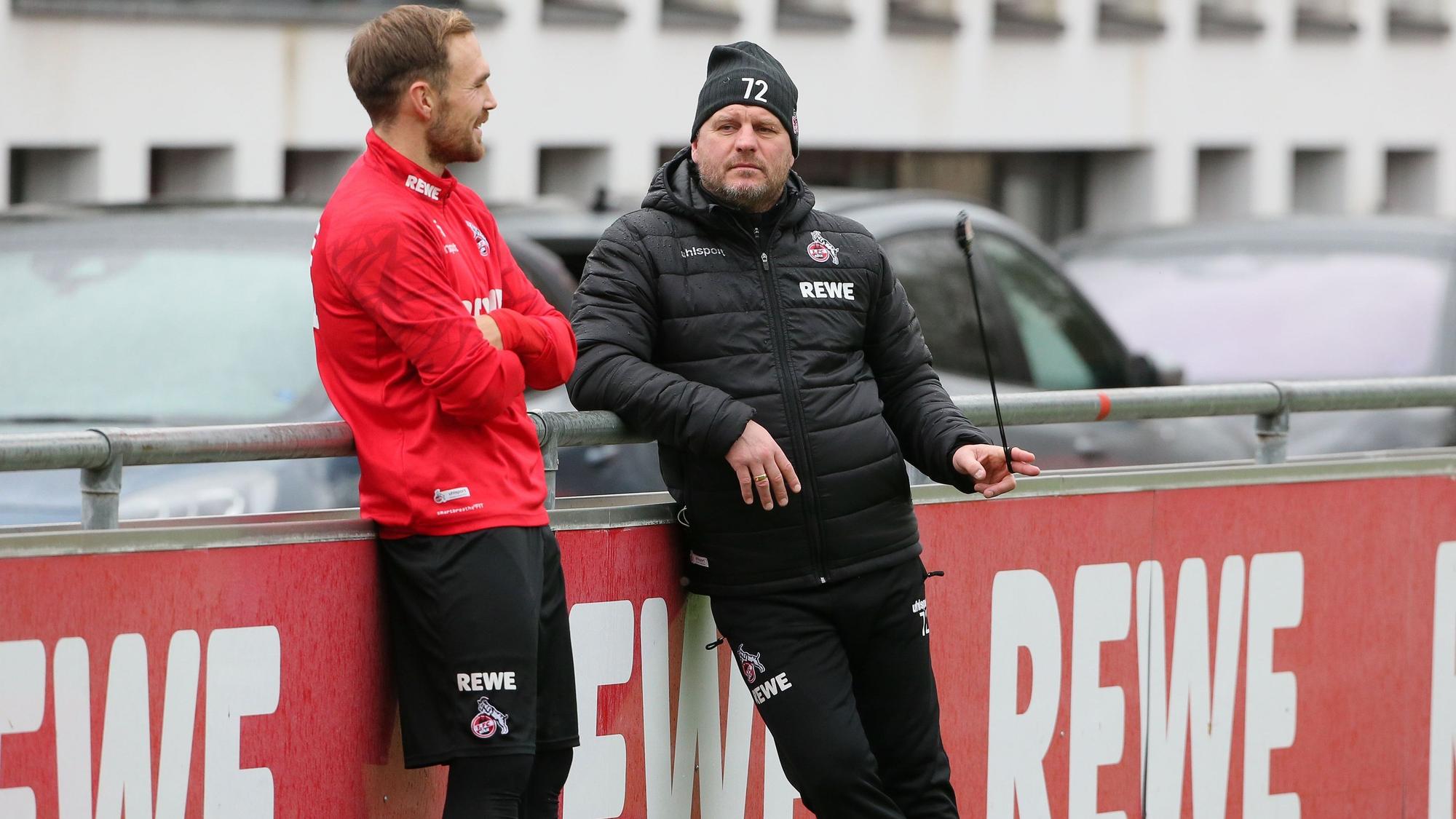 Rafael Czichos spricht beim Training des 1. FC Köln mit Steffen Baumgart.