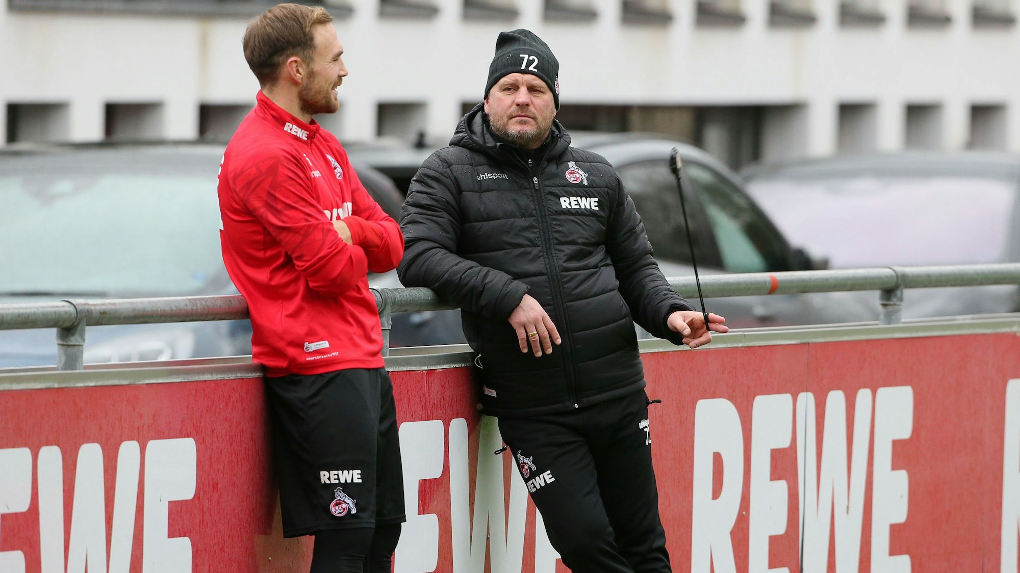 Rafael Czichos spricht beim Training des 1. FC Köln mit Steffen Baumgart.