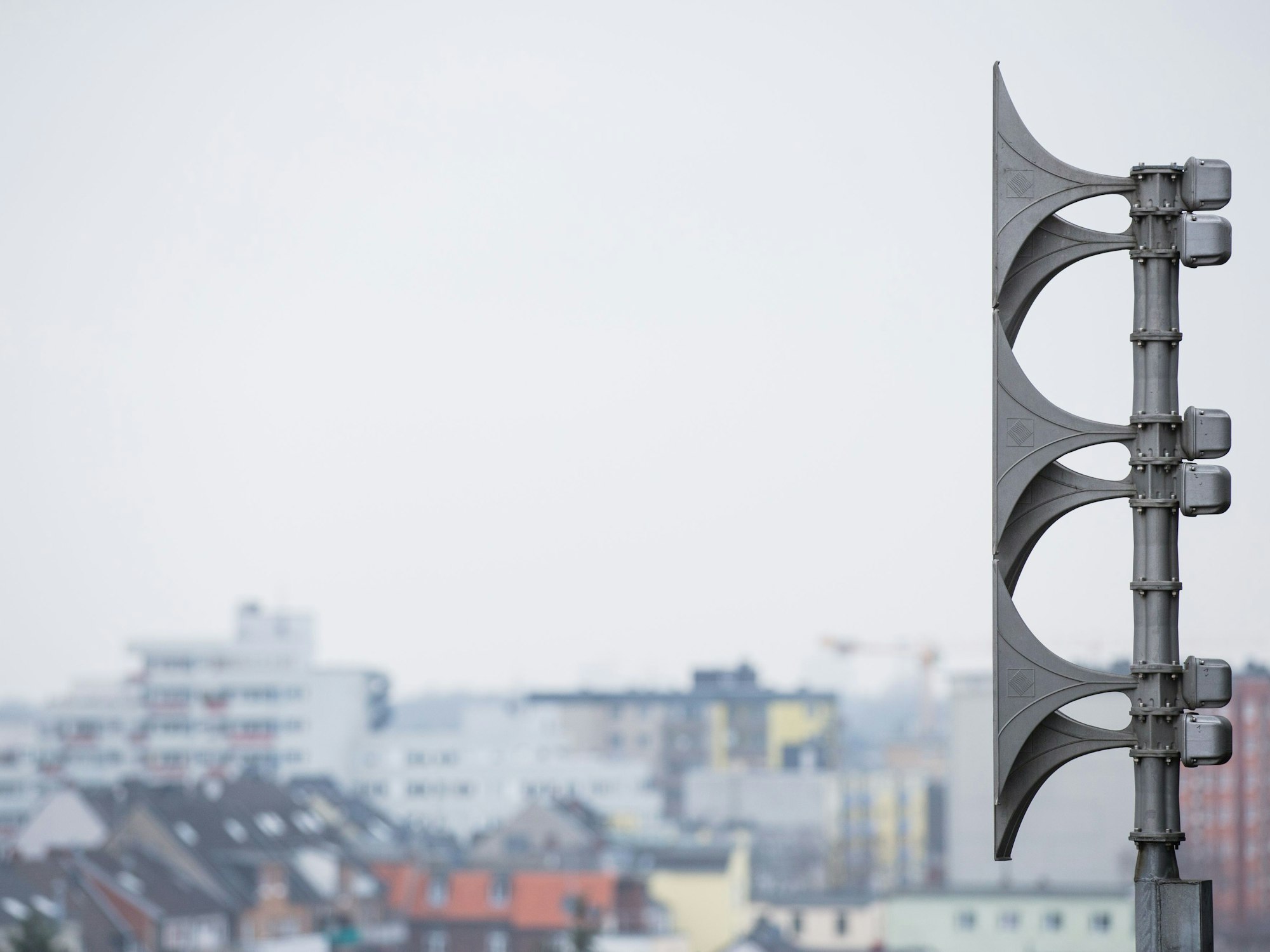 Köln: Eine Sirene ist auf einem Dach in Köln zu sehen.