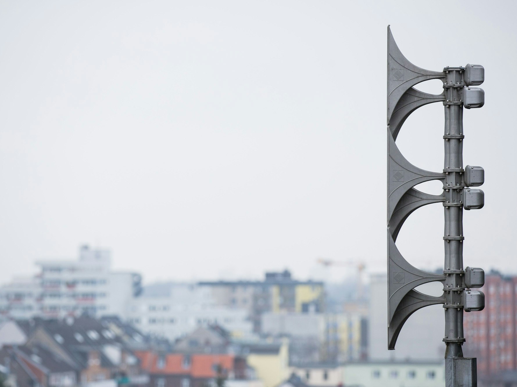 Eine Sirene ist auf einem Dach in Köln zu sehen.