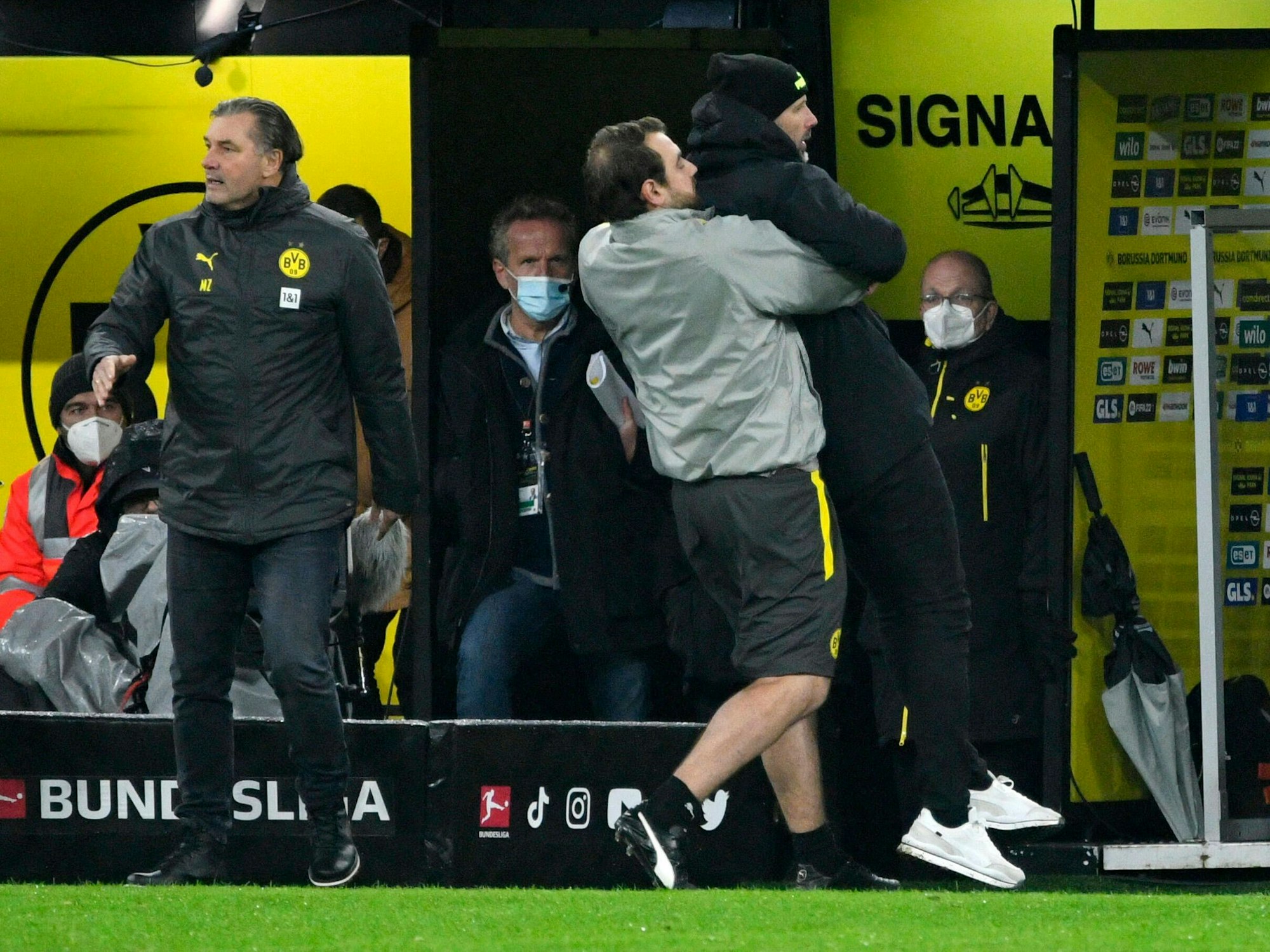 Marco Rose war total aufgebracht und wurde von René Maric gebändigt.