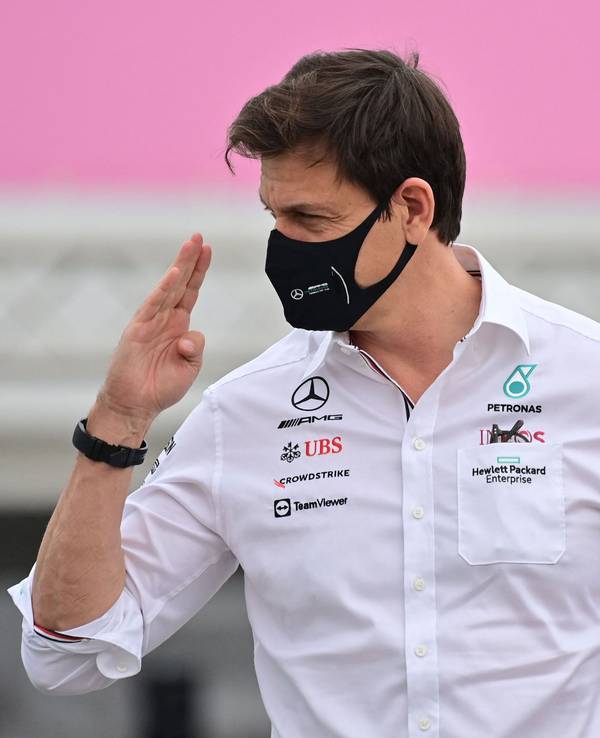 Toto Wolff (Mercedes AMG Petronas F1 Team) grüßt in Katar mit Maske.