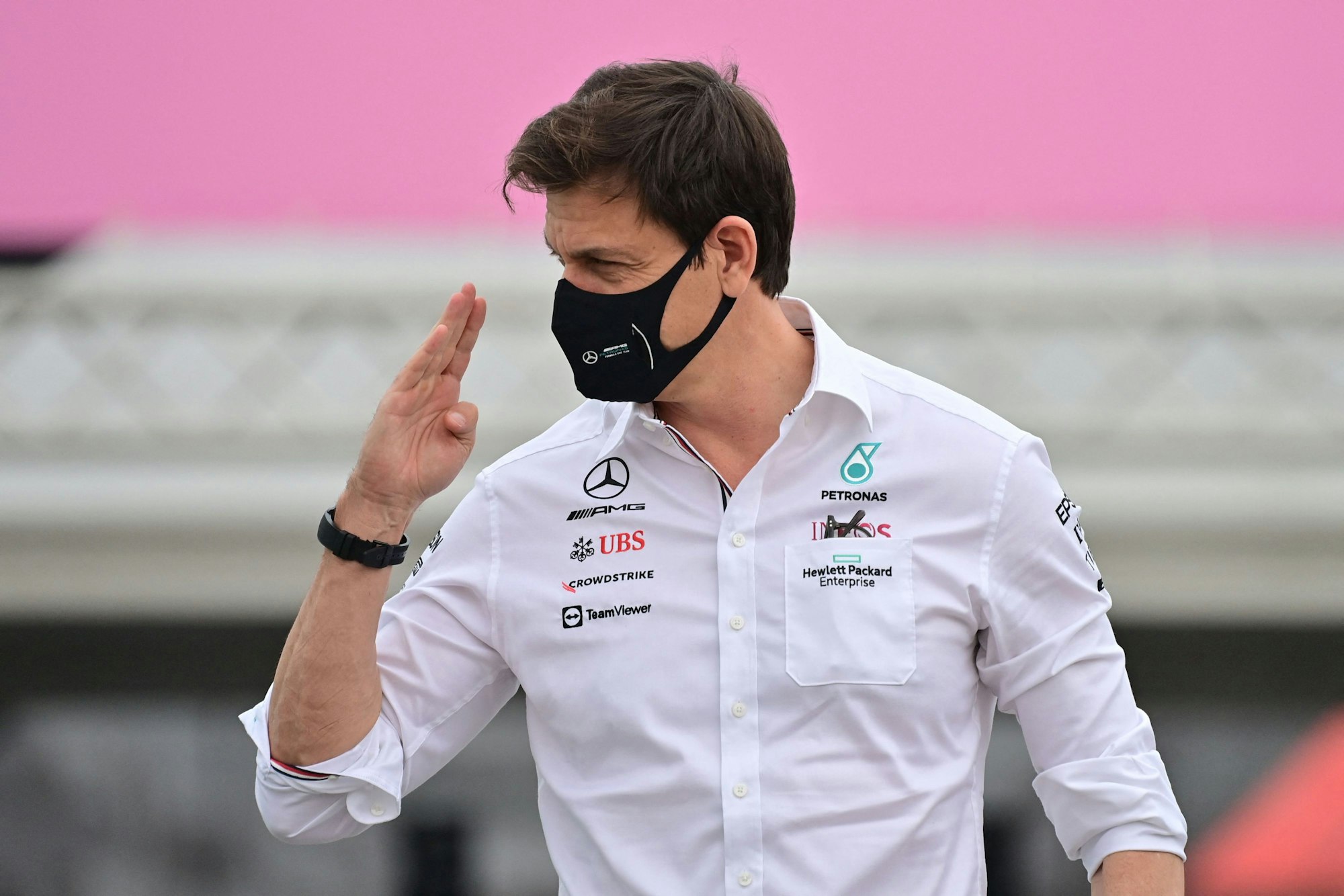 Toto Wolff (Mercedes AMG Petronas F1 Team) grüßt in Katar mit Maske.