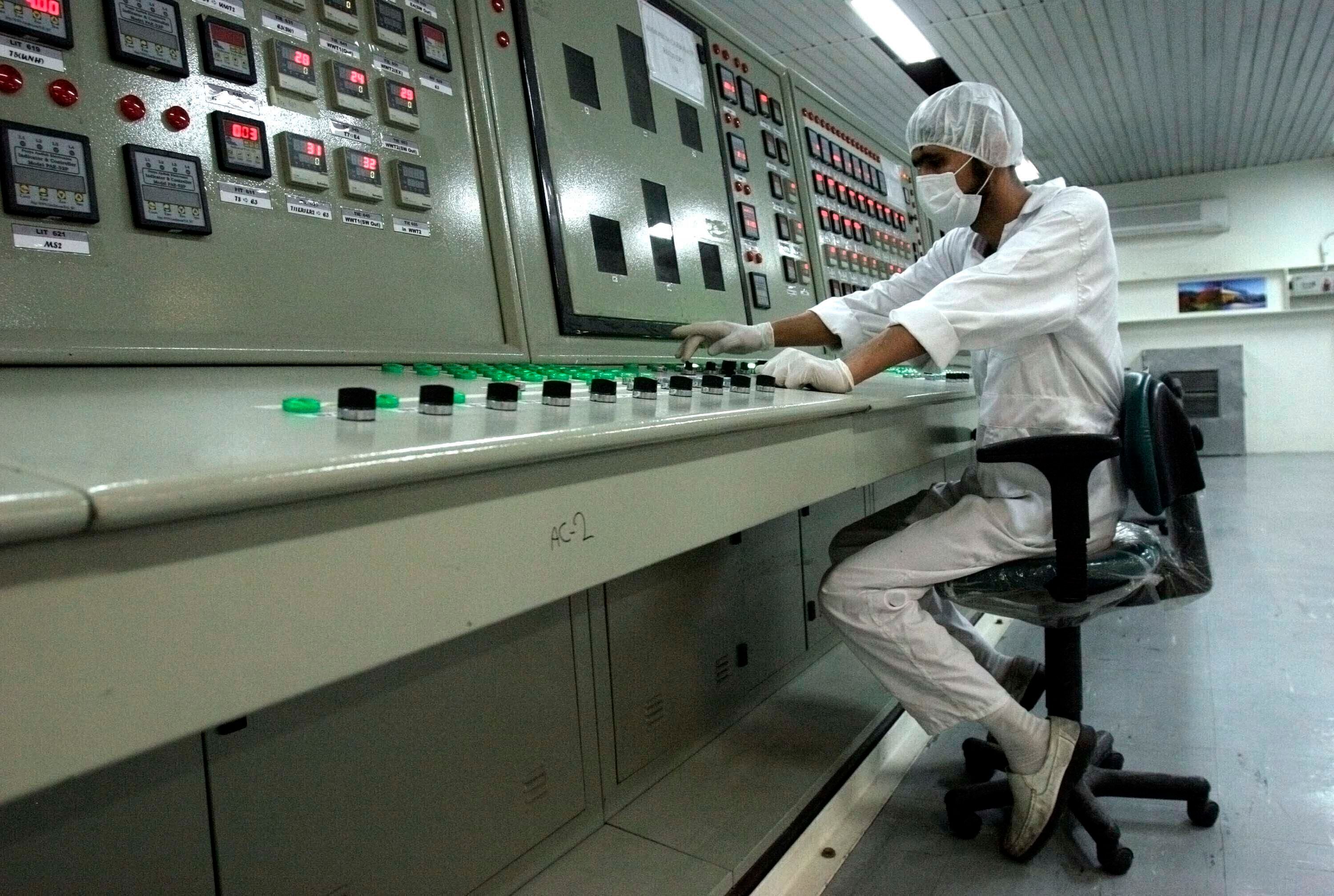 Ein Techniker arbeitet am 3. Februar 2007 in der Uranumwandlungsanlage außerhalb der iranischen Stadt Isfahan.