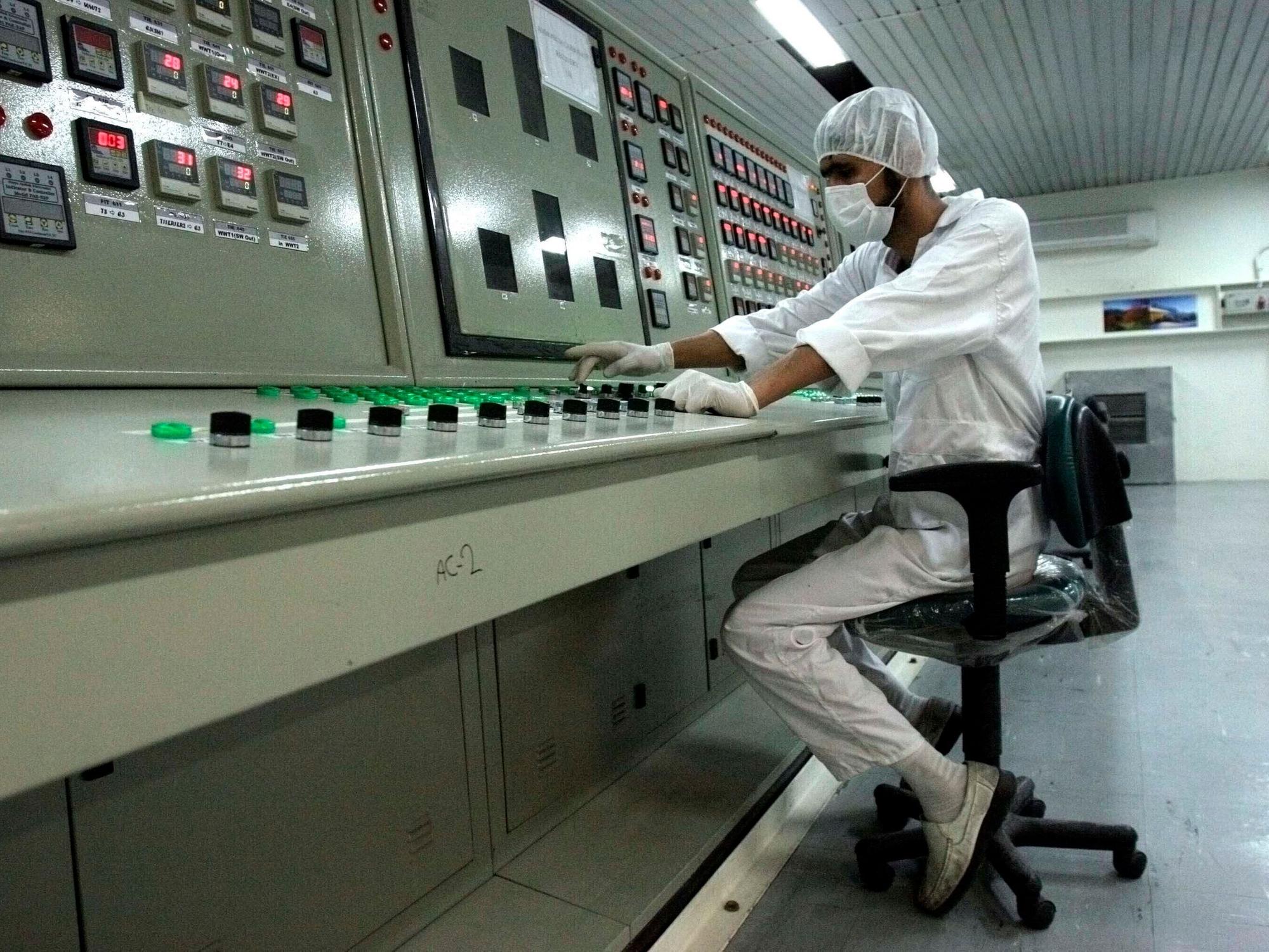 Ein Techniker arbeitet am 3. Februar 2007 in der Uranumwandlungsanlage außerhalb der iranischen Stadt Isfahan.