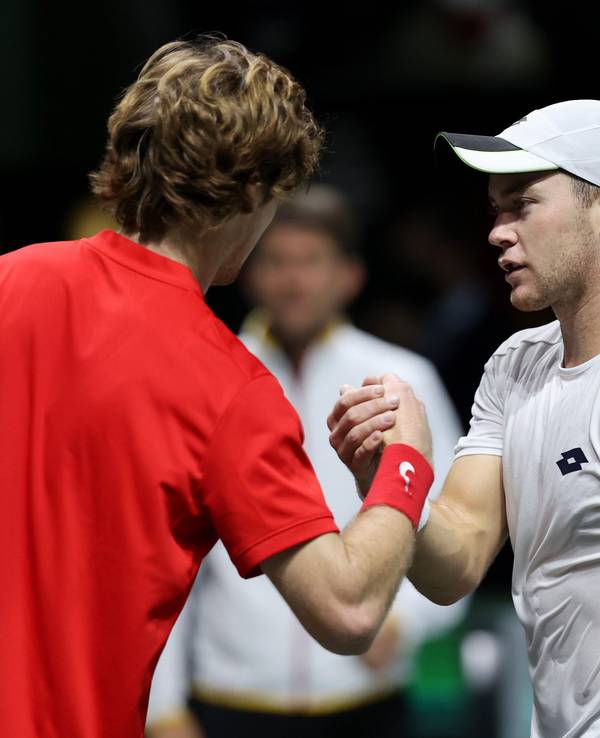 Andrey Rublev (Russland) klatscht Dominik Koepfer (Deutschland) nach dem Sieg ab.