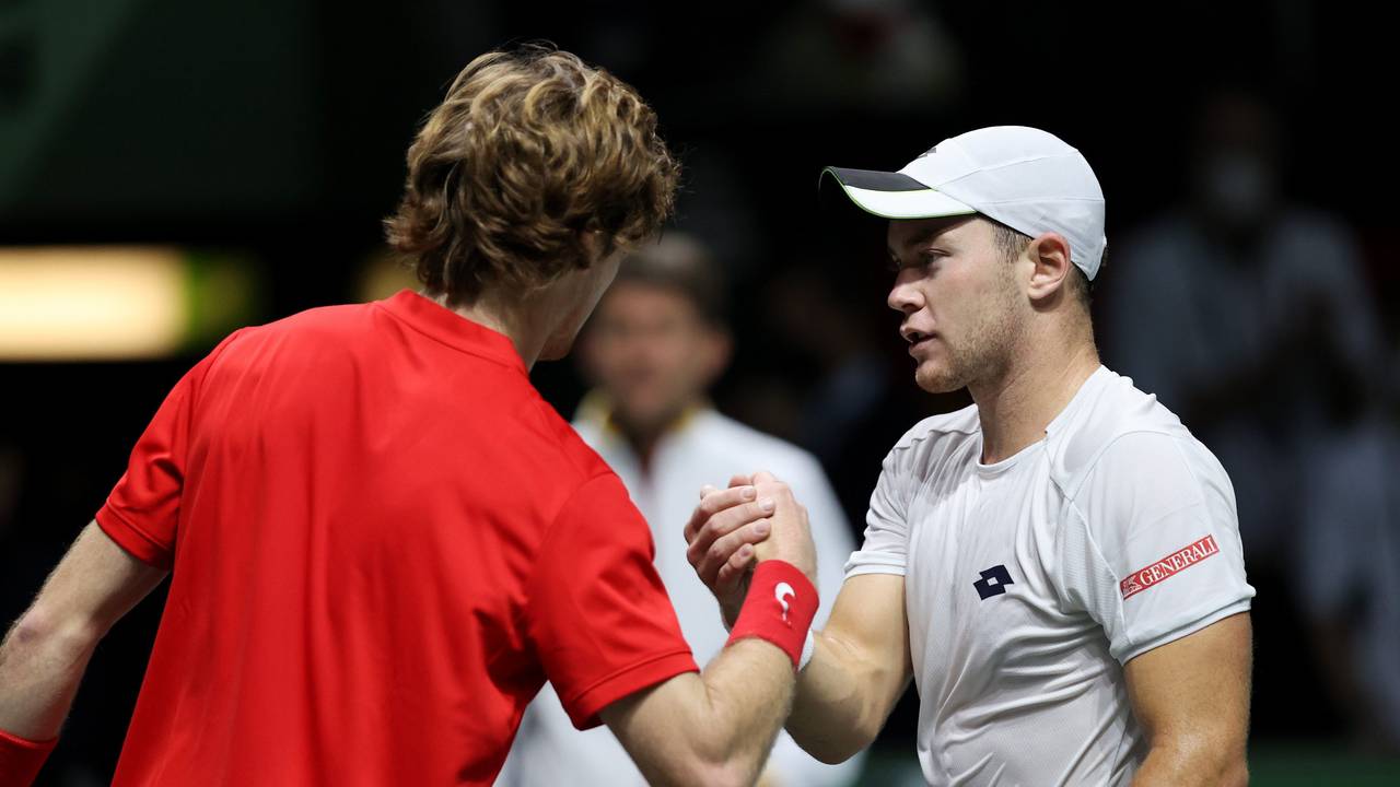 Andrey Rublev (Russland) klatscht Dominik Koepfer (Deutschland) nach dem Sieg ab.