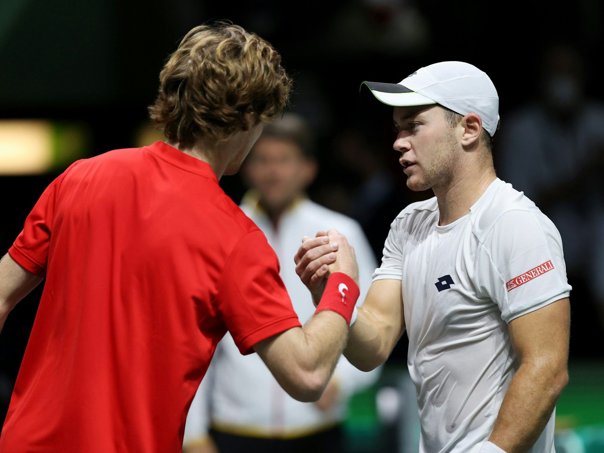 Andrey Rublev (Russland) klatscht Dominik Koepfer (Deutschland) nach dem Sieg ab.
