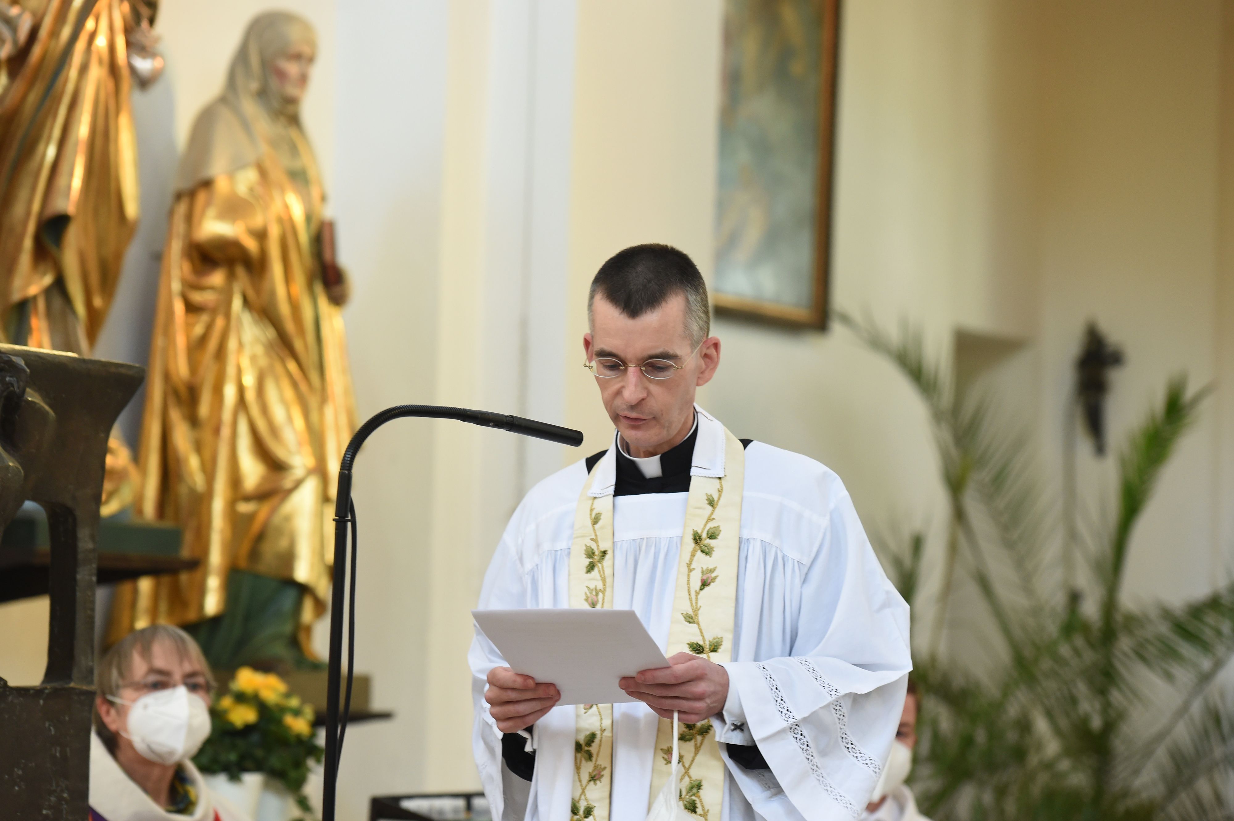 München: Bei einem Katholischen Gottesdienst mit Segnung homosexueller Paare im Rahmen einer bundesweiten Aktion spricht der Pfarrvikar Wolfgang Rothe in der Kirche St. Benedikt. Er hat einen polnischen Priester wegen Volksverhetzung angezeigt.