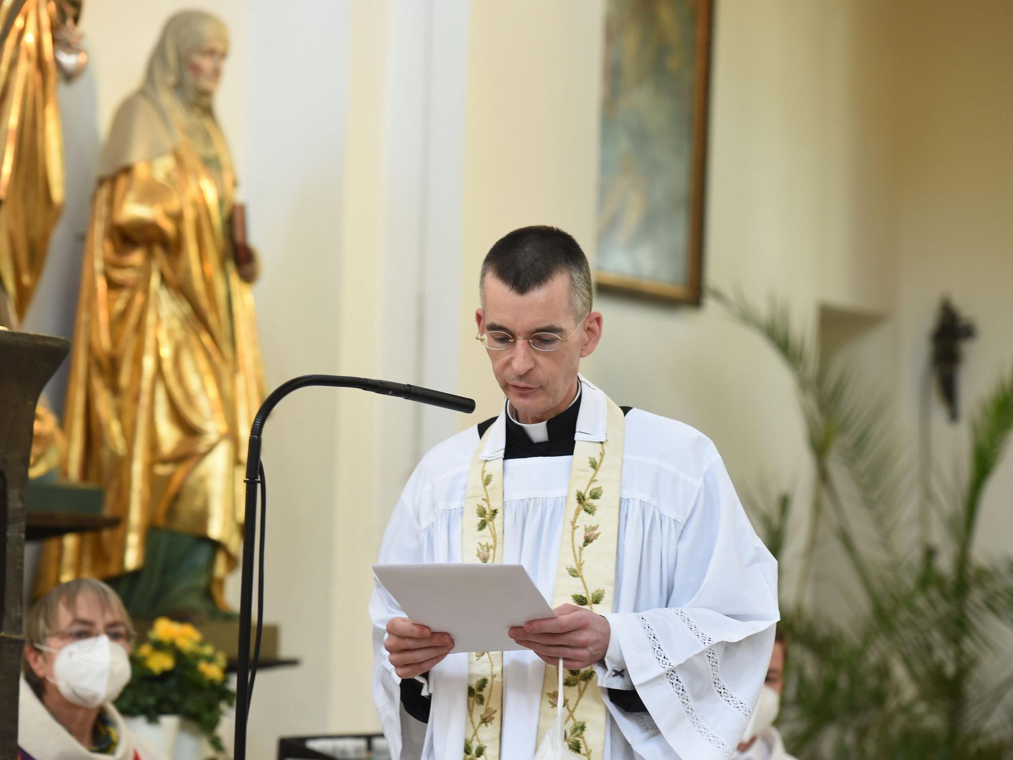 München: Bei einem Katholischen Gottesdienst mit Segnung homosexueller Paare im Rahmen einer bundesweiten Aktion spricht der Pfarrvikar Wolfgang Rothe in der Kirche St. Benedikt. Er hat einen polnischen Priester wegen Volksverhetzung angezeigt.