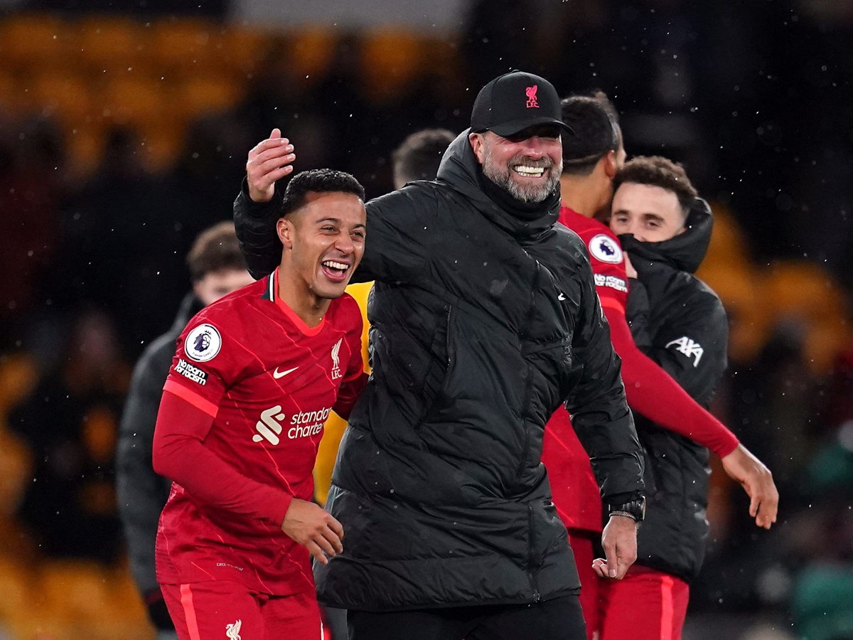 Jürgen Klopp, Trainer vom FC Liverpool, und Thiago Alcantara vom FC Liverpool feiern nach dem Spiel.