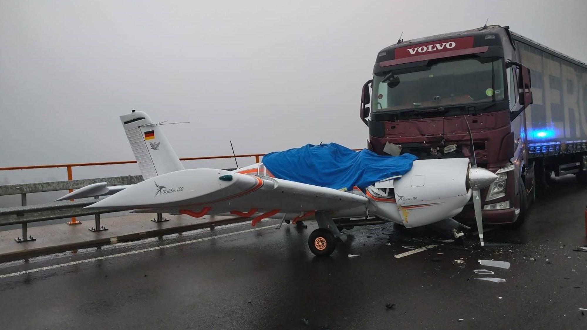 Nach der Notlandung kam es auf der Autobahn 62 zum Äußersten.