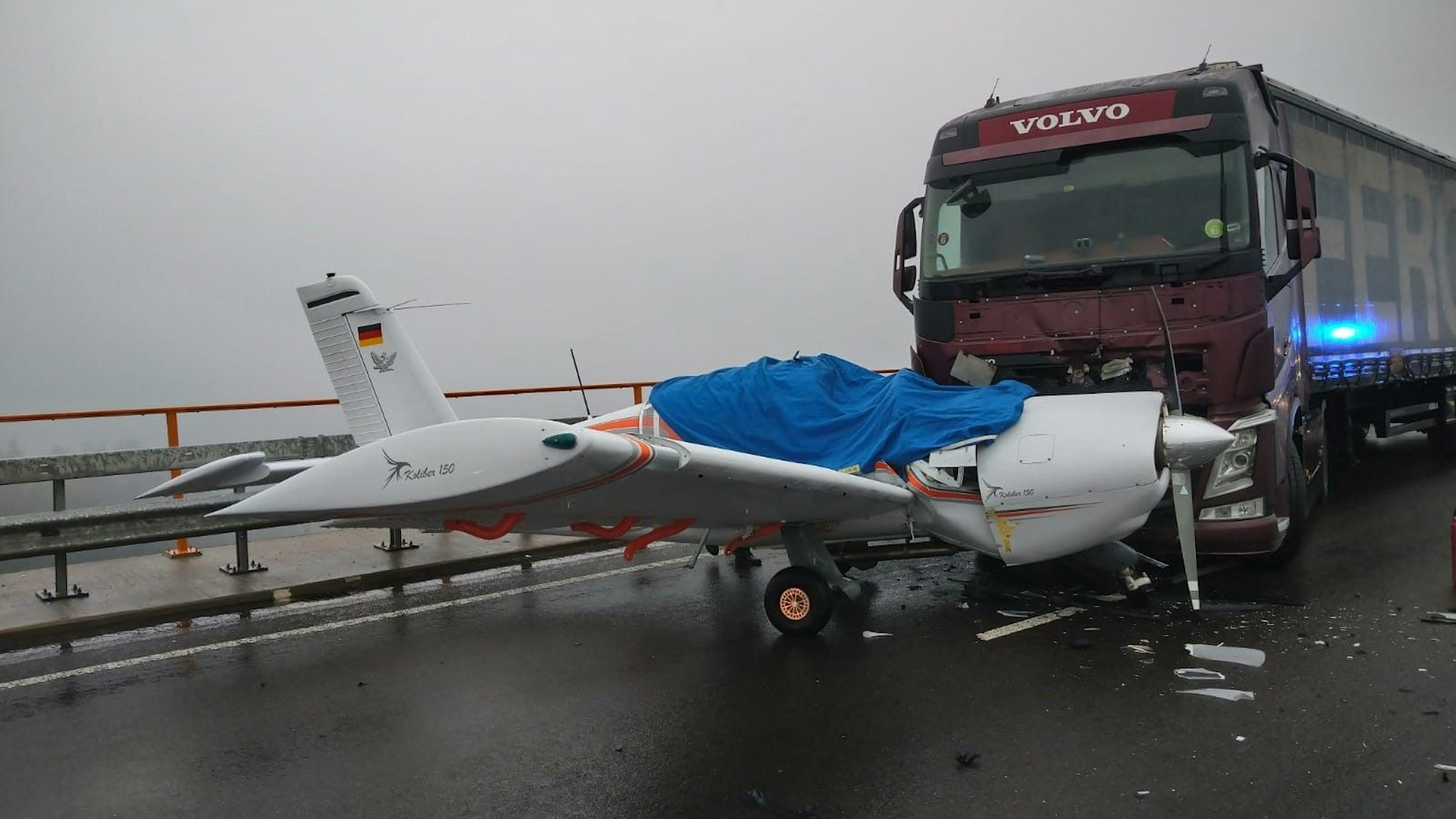 Nach der Notlandung kam es auf der Autobahn 62 zum Äußersten.