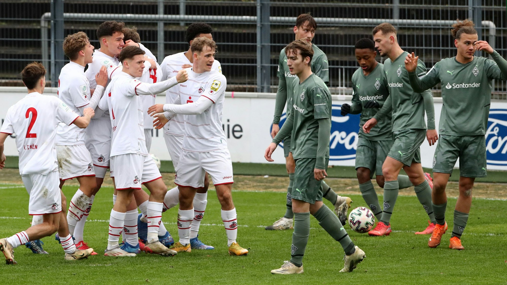 Jubel um Torschütze Marlon Monning (1. FC Köln) nach dem Tor zum 1:0.