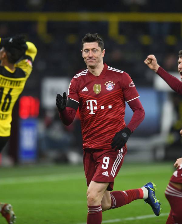 Bayerns Robert Lewandowski feiert sein Tor zum 3:2.
