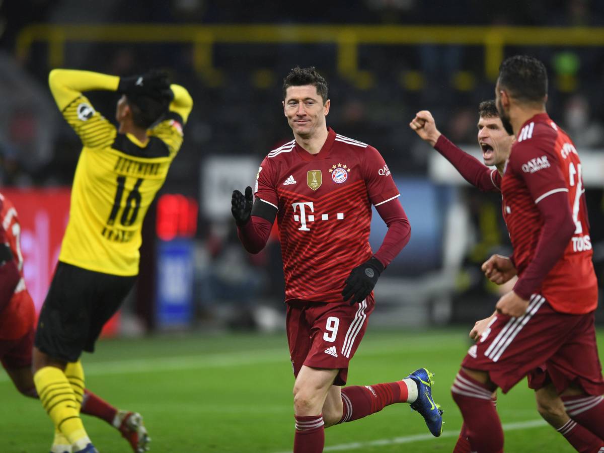 Bayerns Robert Lewandowski feiert sein Tor zum 3:2.