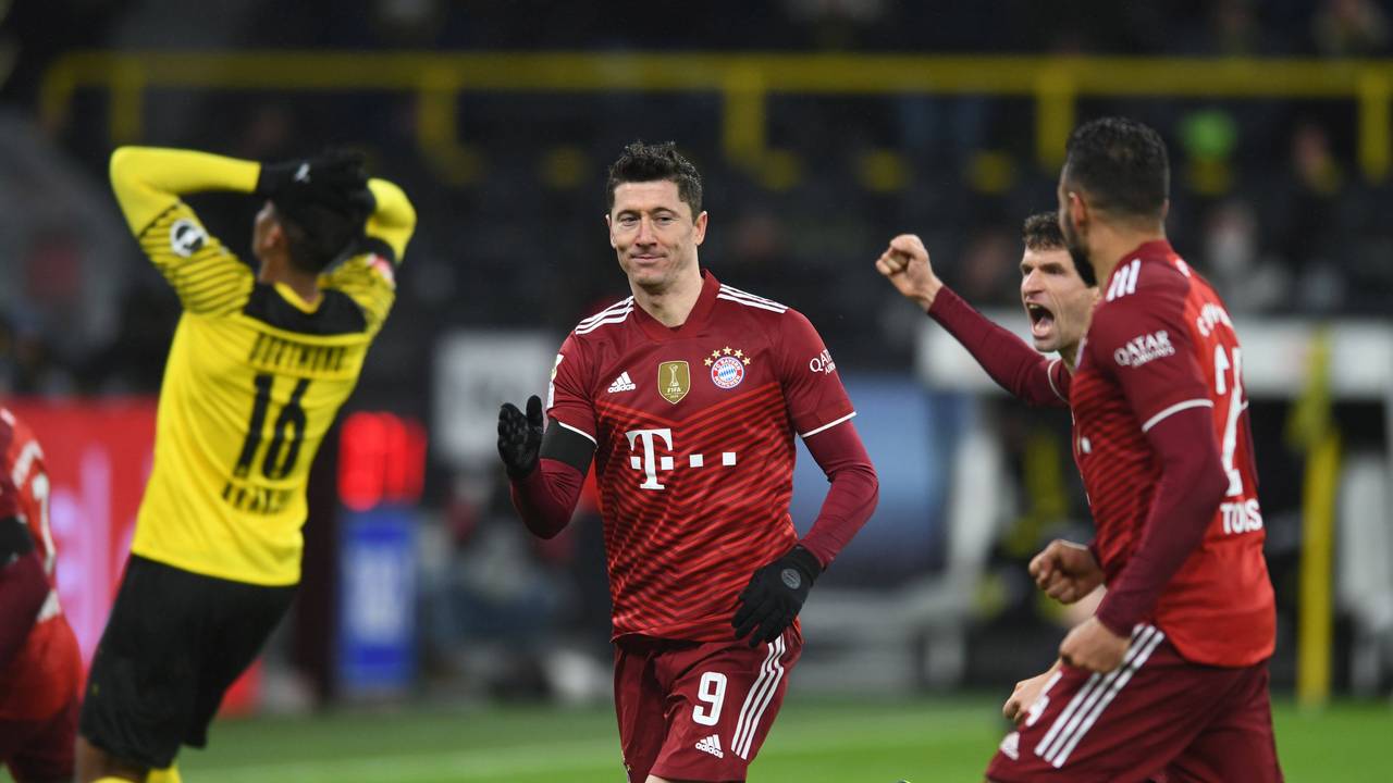 Bayerns Robert Lewandowski feiert sein Tor zum 3:2.