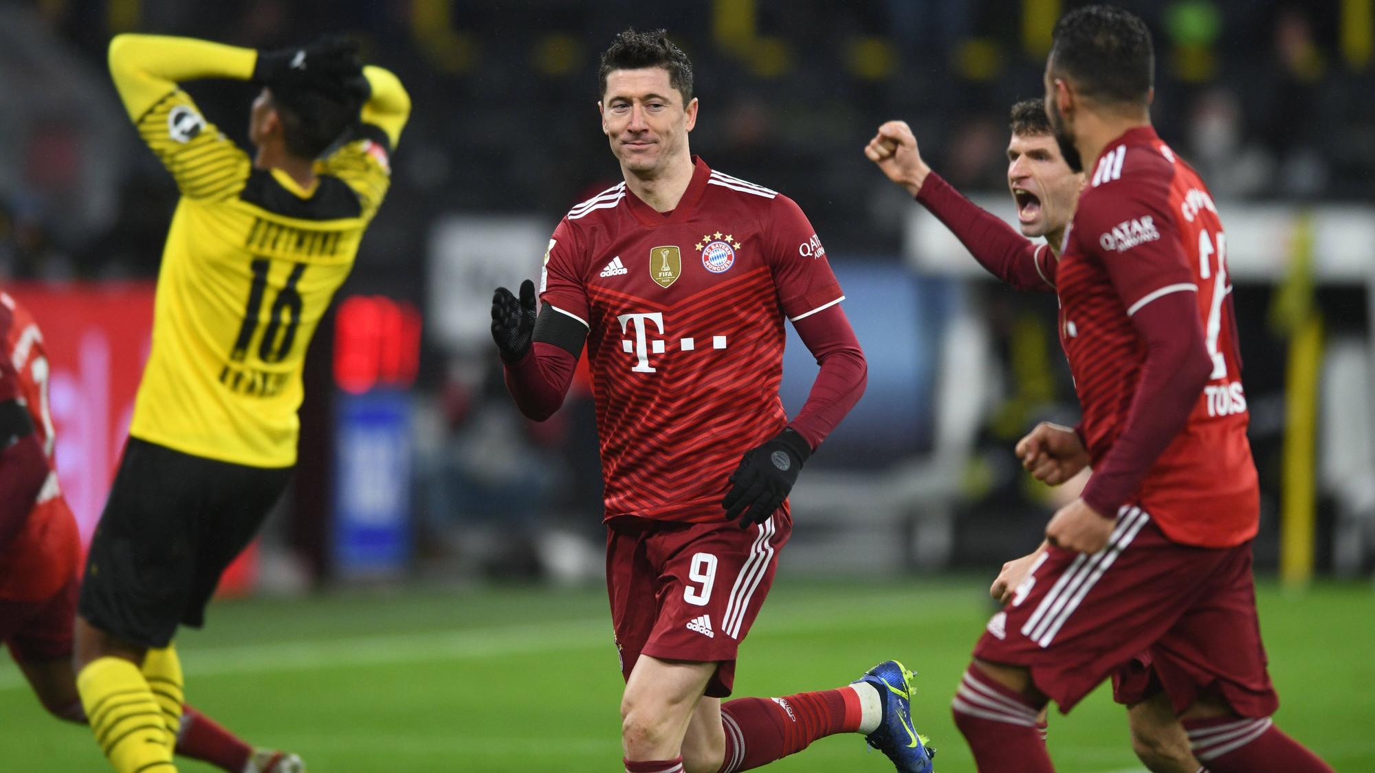 Bayerns Robert Lewandowski feiert sein Tor zum 3:2.