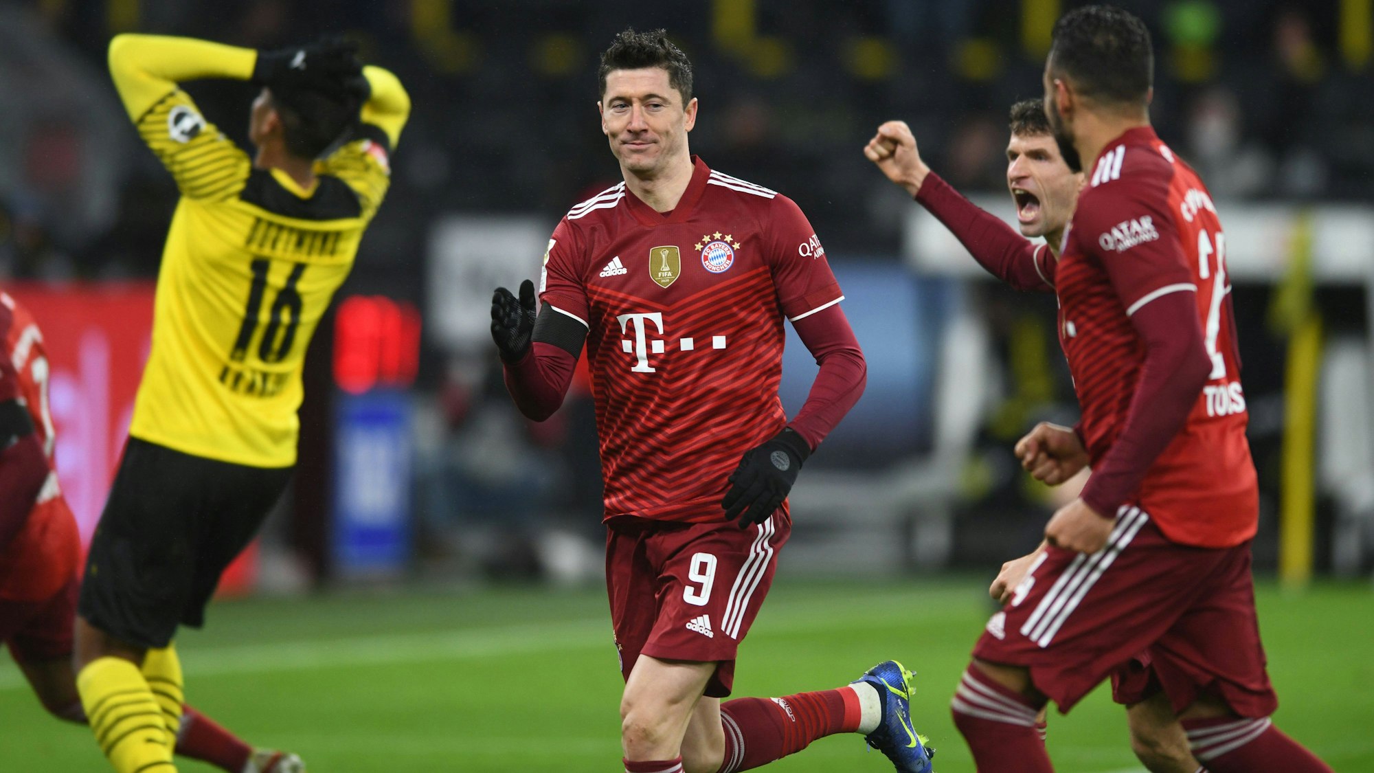 Bayerns Robert Lewandowski feiert sein Tor zum 3:2.