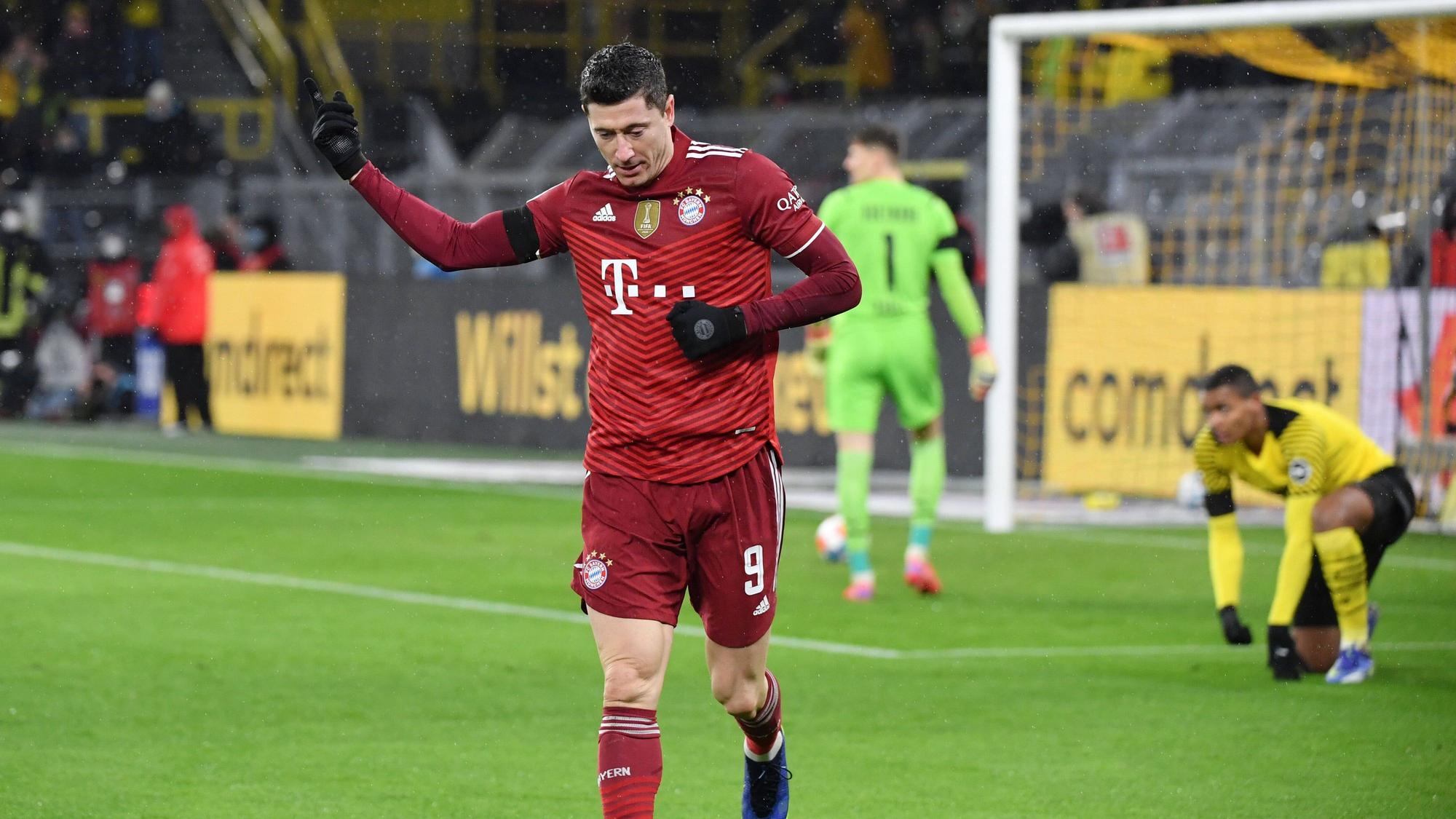 Bayerns Robert Lewandowski feiert sein Tor gegen Dortmund.