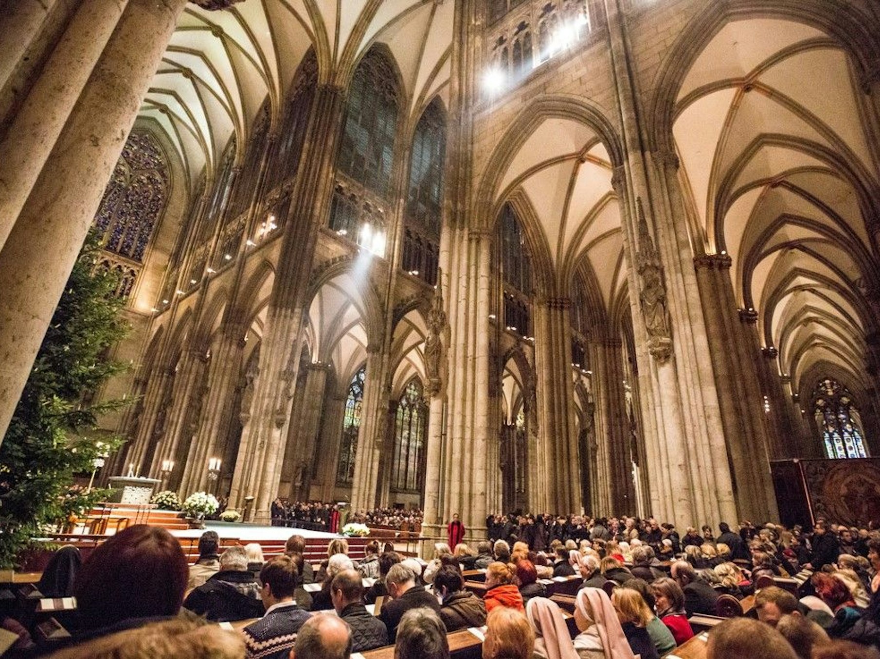 Im Kölner Dom wird am frühen Freitagmorgen (25.12.2015) die Christmette, die Heilige Messe der Katholischen Kirche in der Weihnachtsnacht, gefeiert.