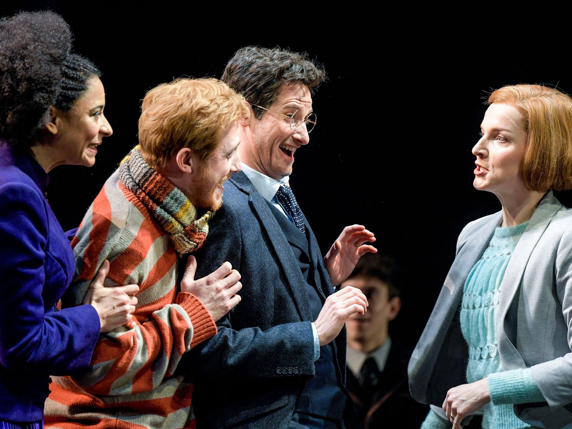Jilian Anthony (als Hermine Granger, l-r), Sebastian Witt (als Ron Weasly), Markus Schöttl (als Harry Potter) und Sarah Schütz (als Ginny Potter) spielen eine Szene aus dem Theaterstücks „Harry Potter und das verwunschenen Kind“.
