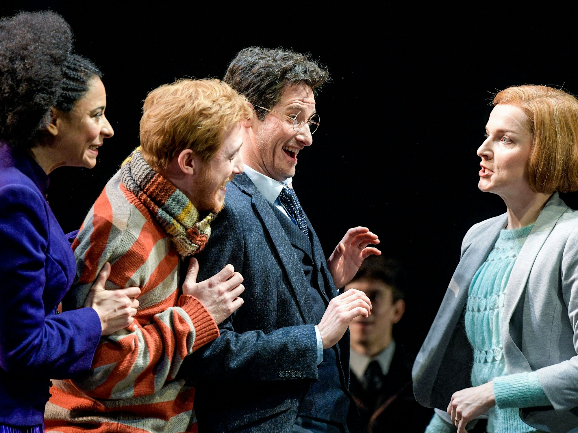 Jilian Anthony (als Hermine Granger, l-r), Sebastian Witt (als Ron Weasly), Markus Schöttl (als Harry Potter) und Sarah Schütz (als Ginny Potter) spielen eine Szene aus dem Theaterstücks „Harry Potter und das verwunschenen Kind“.