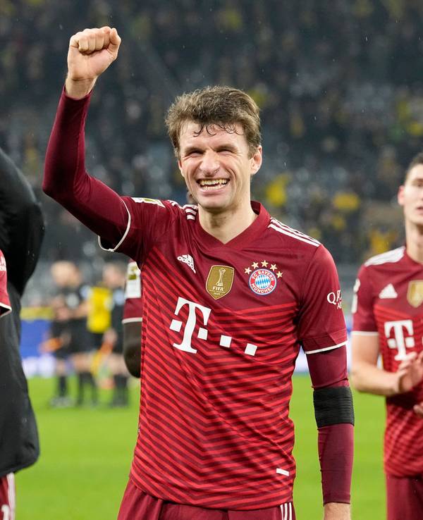 Bayerns Robert Lewandowski und Thomas Müller feiern mit den Fans.