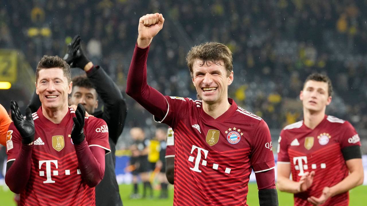 Bayerns Robert Lewandowski und Thomas Müller feiern mit den Fans.